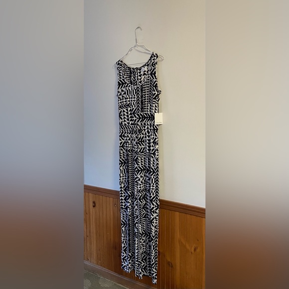 NWT Calvin Klein Black & Cream Sleeveless Jumpsuit Size 10 - Picture 2 of 9